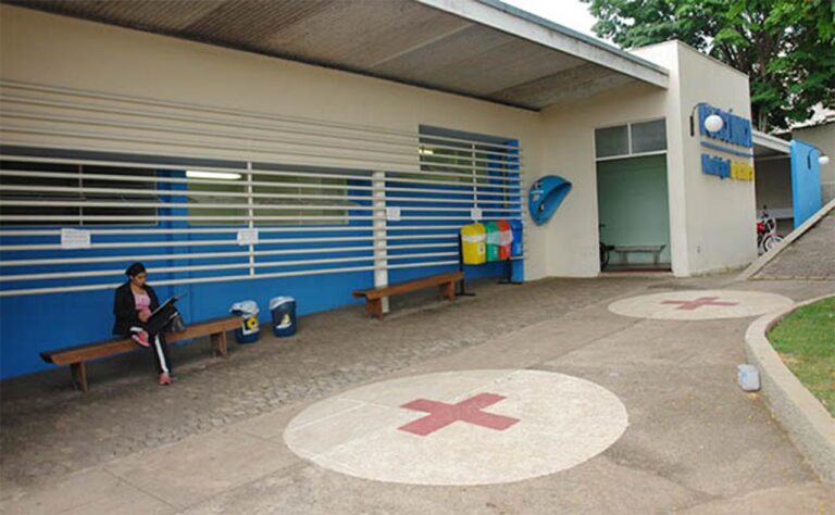 Cidade já registrou quatro mortes em decorrência da dengue e tem outros 20 óbitos em investigação; Serviços de urgência funcionam em escala especial durante o feriadão