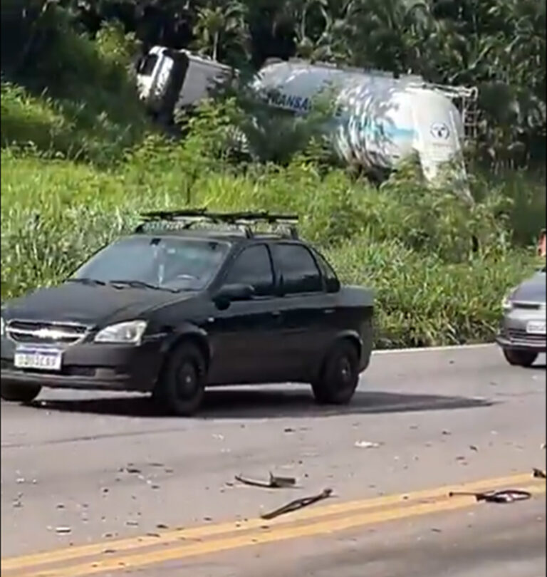 Acidente envolvendo carreta e carro de passeio deixa uma vítima fatal e fecha BR-381 em Ravena Acidente envolvendo carreta e carro de passeio deixa uma vítima fatal e fecha BR-381 em Ravena