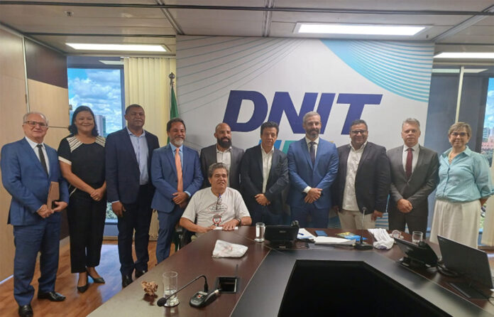 Sem Título-3 Prefeitos e lideranças do Médio Piraciba articularam compromisso de o Governo Federal assumir obras para eliminar gargalo na saída e chegada de BH; Medida tornará leilão de trecho até Governador Valadares mais atraente para empresas - Amepi e Pró-Vidas
