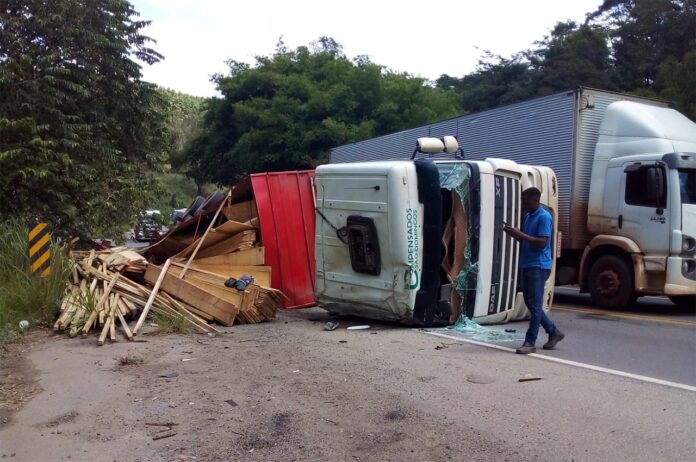 Acidente aconteceu na altura do KM 369 da rodovia; Motorista escapou ileso do acidente, mas congestionamento se formou nos dois sentidos da BR-381