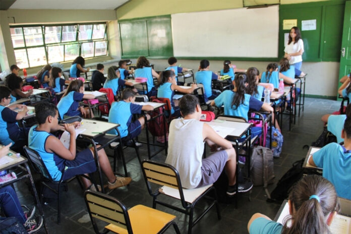 Sem Título-6 Categoria cobra equiparação do piso salarial nacional para os professores e veto do governador ao projeto de lei PL que trata do Instituto de Previdência dos Servidores do Estado de Minas Gerais (Ipsemg)