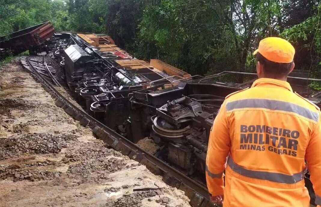 Acidente foi provocado por erosão no solo; Maquinistas foram resgatados pelo Samu e levados ao hospital