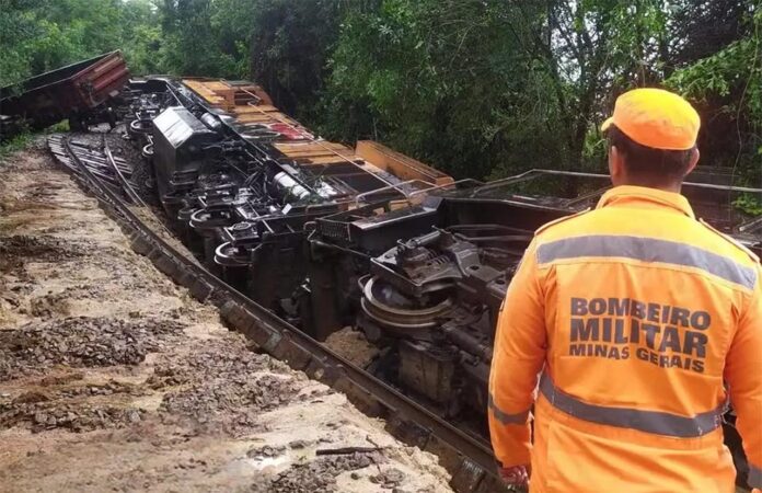 Acidente foi provocado por erosão no solo; Maquinistas foram resgatados pelo Samu e levados ao hospital