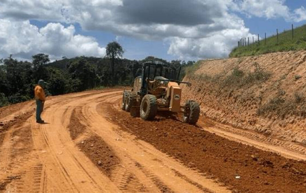Obra na MG-262 está 62% concluída e deve ser acelerada após o período chuvoso; Rodovia já tem pavimentada 15 km dos 28,5 km previstos na intervenção - Pavimentação MG-262