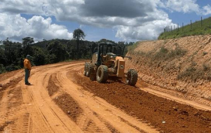 Sem Título-8 Obra na MG-262 está 62% concluída e deve ser acelerada após o período chuvoso; Rodovia já tem pavimentada 15 km dos 28,5 km previstos na intervenção - Pavimentação MG-262