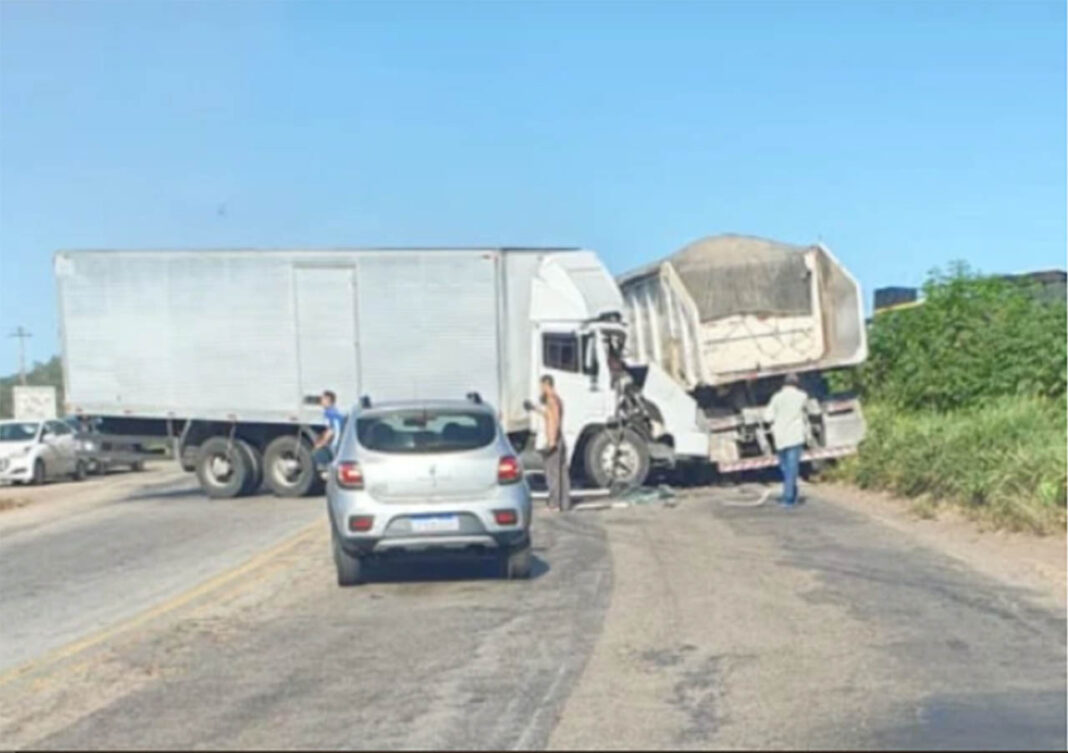No Vale do Aço, motorista de carreta empurrou Voyage durante discussão de trânsito e o jogou para fora da pista; Na altura do Graal, na BR-381, caminhões bateram de frente e vídeo registrou momento do acidente
