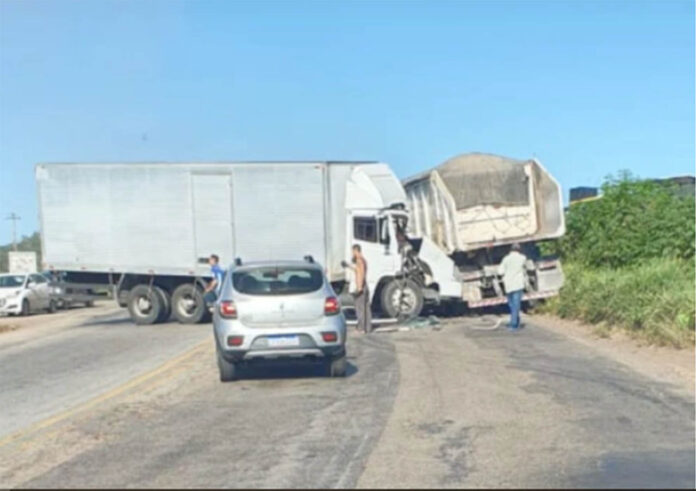 No Vale do Aço, motorista de carreta empurrou Voyage durante discussão de trânsito e o jogou para fora da pista; Na altura do Graal, na BR-381, caminhões bateram de frente e vídeo registrou momento do acidente