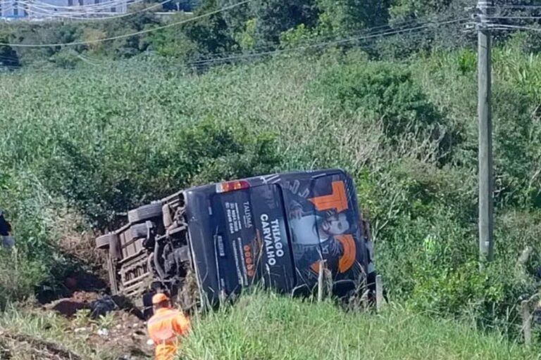 Acidente na BR-381: ônibus de cantor sertanejo tomba e deixa 6 feridos