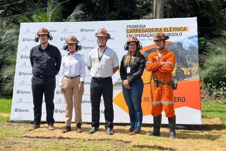 Com investimento de quase R$ 11 milhões, mineradora AngloGold Ashanti começa a usar carregadeira 100% elétrica em MG Com investimento de quase R$ 11 milhões, mineradora AngloGold Ashanti começa a usar carregadeira 100% elétrica em MG