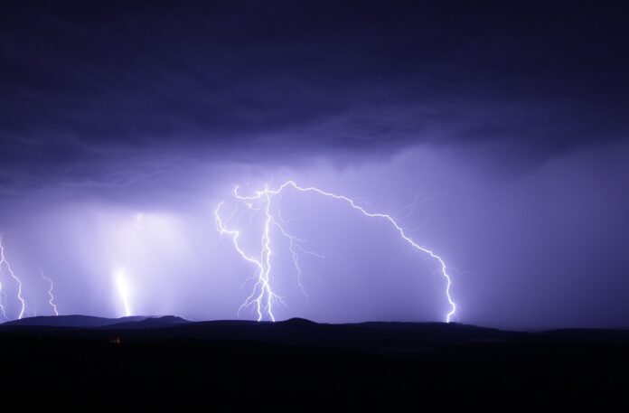 flash-1455285_1280 Inmet alerta para chuvas intensas em 588 cidades de MG nesta terça-feira (26)