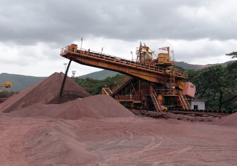 Minério de ferro atinge mínima semanal com preocupações sobre demanda chinesa
