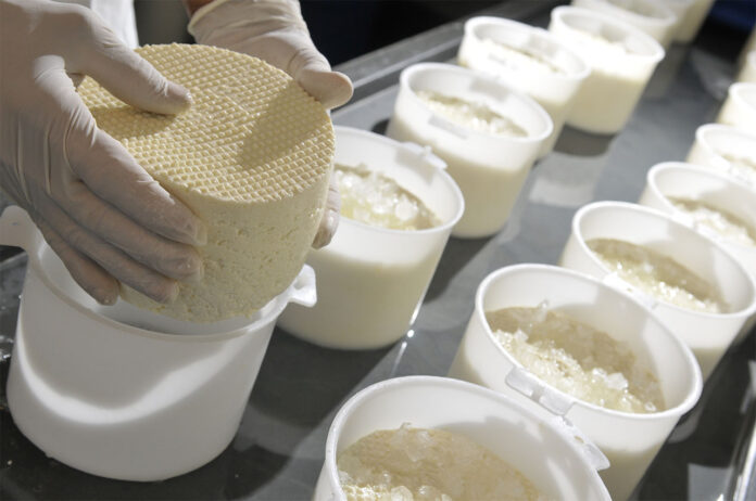qjo Medida visa proteger legitimidade do processo de fabricação do produto artesanal em 10 municípios da região; Modo de fazer o queijo do Serro já é tombado como bem imaterial pelo Iphan