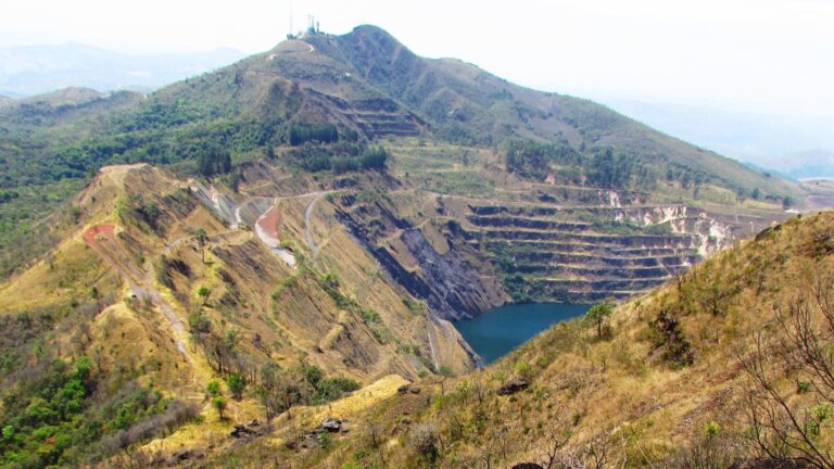Ex-deputado ligado a mineradora da Serra do Curral é indiciado após supostas ameaças à secretária do Meio Ambiente Ex-deputado ligado a mineradora da Serra do Curral é indiciado após supostas ameaças à secretária do Meio Ambiente