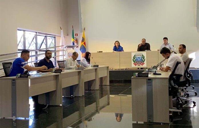PLC de autoria do Executivo autoriza pagamento retroativo referente à Assistência Financeira Complementar, transferida pela União ao município; Câmara ainda fez série de indicações de serviços e pedidos de informações ao Executivo