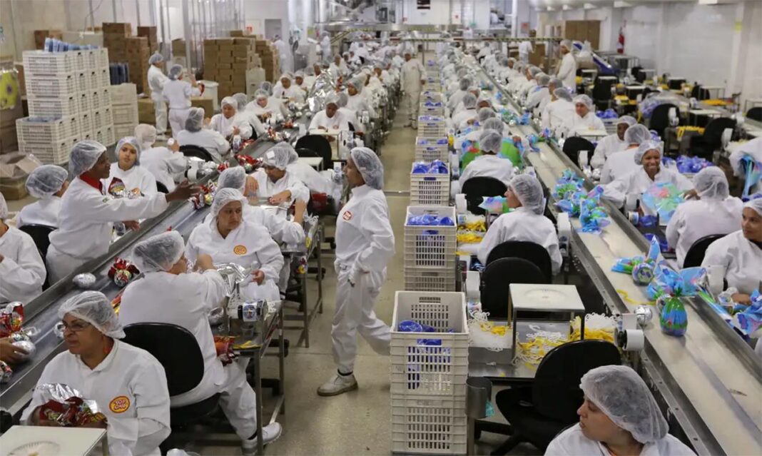 Pesquisa Industrial mensal aponta queda de 0,3% em fevereiro; Produção atual ainda está abaixo do nível pré-pandemia