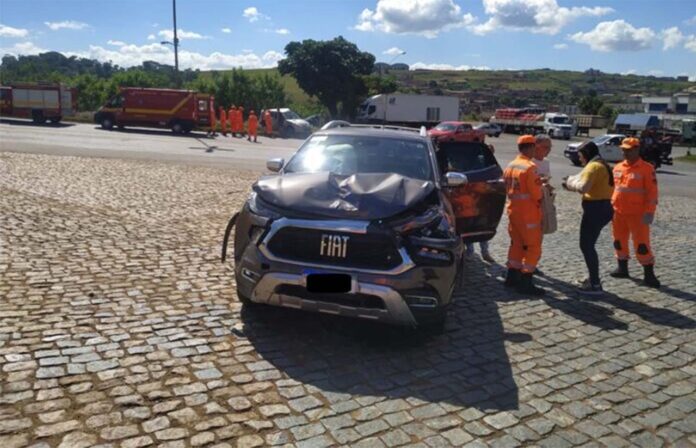 Sem Título-14 Colisão entre carros de passeio deixou quatro vítimas levemente feridas na BR-381; Trabalhos no novo posto avançado dos Bombeiros será reforçado em junho, com aumento de efetivo