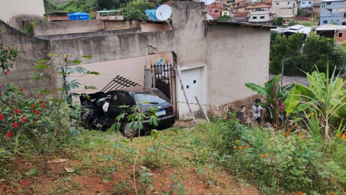 Em Bela Vista de Minas, carro saiu da pista e atingiu residência às margens da estrada; Br-381 teve bloqueio e congestionamento neste domingo