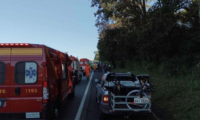 Sem Título-17 Grupo foi atingido equanto trafegava pelo acostamento da BR-040 na altura de Paraopeba; Vítimas foram socorridas de helicóptero e levadas para o HPS João XXIII