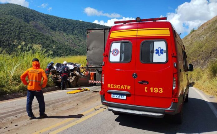 Sem Título-24 Motorista ficou preso às ferragens e precisou ser resgatado pelo Corpo de Bombeiros; Colisão ocorreu em local considerado perigoso por motoristas que trafegam pela via