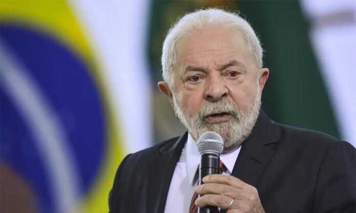 Lula destacou que “a liberdade e a autodeterminação são as primeiras vítimas de um mundo sem regras multilateralmente acordadas”, referindo-se à criminalização e deportação de migrantes em condições degradantes.