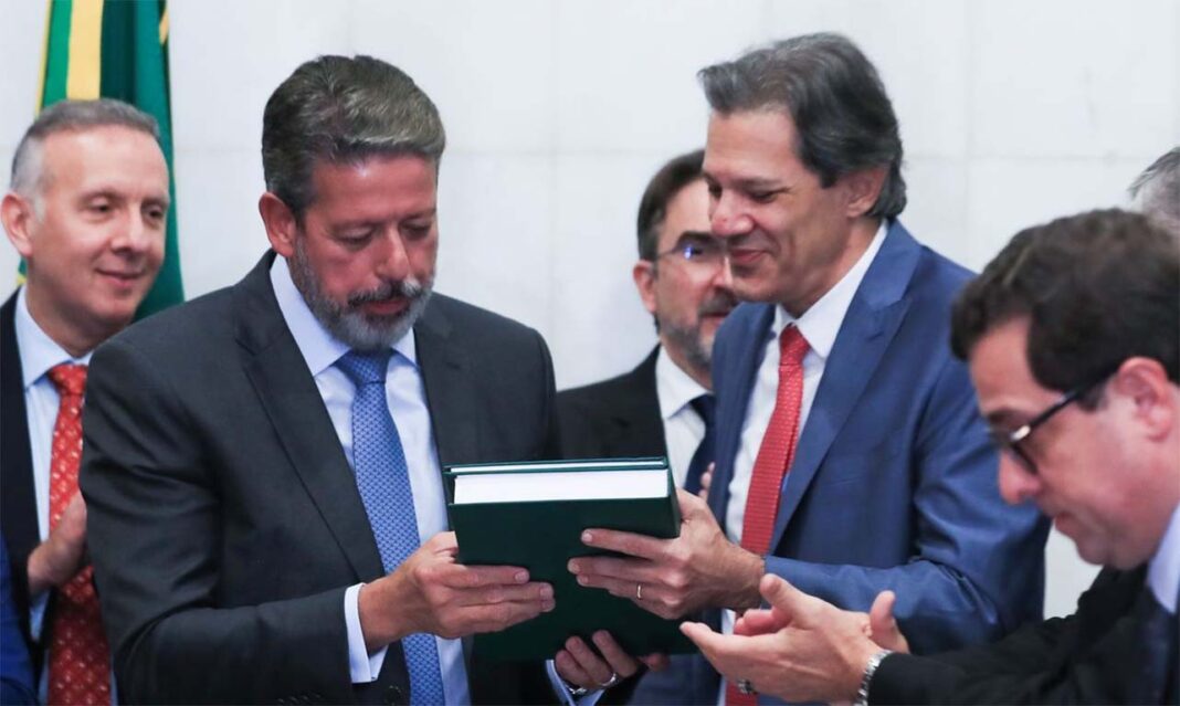 Projeto de Lei Complementar foi entregue pelo governo ao Congresso quatro meses após a promulgação da reforma; Proposta deve ser votada na Câmara até junho