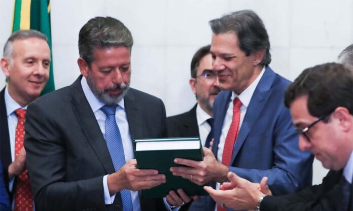 Sem Título-26 Projeto de Lei Complementar foi entregue pelo governo ao Congresso quatro meses após a promulgação da reforma; Proposta deve ser votada na Câmara até junho