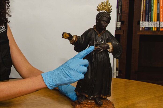 Por meio de denúncia, Coordenadoria Estadual de Defesa do Patrimônio Cultural e Turístico do MPMG interceptou imagem de São Benedito que estava anunciada para leilão