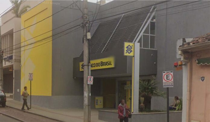 Prédio localizado na Rua Tiradentes precisou ser fechado por conta de deslizamento de encosta; Banco emitiu comunicado informando canais de atendimento para suprir indisponibilidade da agência