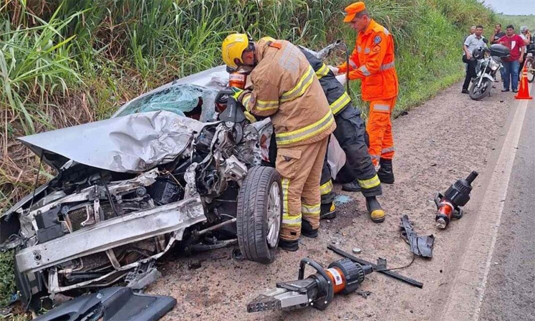 Sem Título-33 IIdosa de 65 anos sobreviveu a acidente envolvendo carro que dirigia e carreta bitrem, no Vale do Aço; Outra batida frontal na BR-381 deixou casal ferido, em São Gonçalo do Rio Abaixo