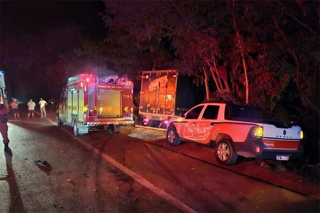 Quatro pessoas morreram em colisão frontal entre caminhonete e caminhão na BR-381, em Governador Valadares; Outras sete mortes foram registradas em capotamento de ônibus na BR-116, no Vale do Jequitinhonha