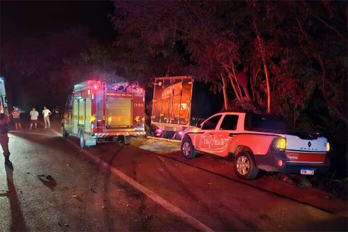 Quatro pessoas morreram em colisão frontal entre caminhonete e caminhão na BR-381, em Governador Valadares; Outras sete mortes foram registradas em capotamento de ônibus na BR-116, no Vale do Jequitinhonha