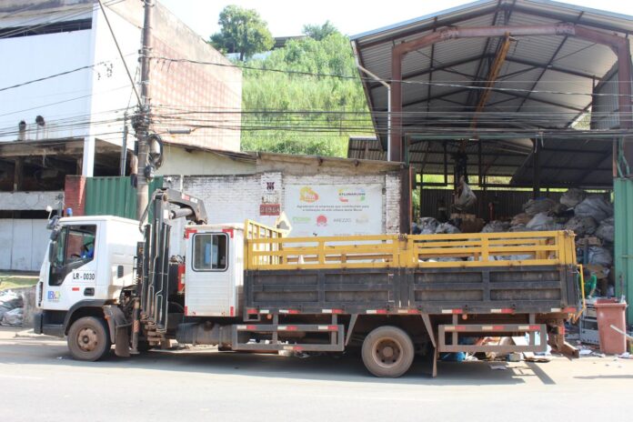 Altimarjom registra a venda de aproximadamente 120 toneladas de materiais recicláveis por mês; Parceria com a ArcelorMittal gera receita para cobrir despesas operacionais e beneficiar os cooperados.
