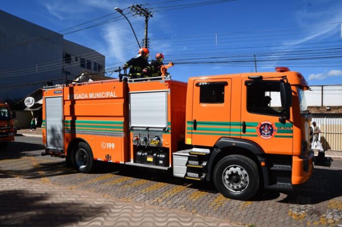 m_91_4_2_15042024154756 Caminhão recém-entregue possui uma capacidade de armazenamento de 5,5 mil litros de água e amplia capacidade de atendimento da Brigada Municipal em Itabirito