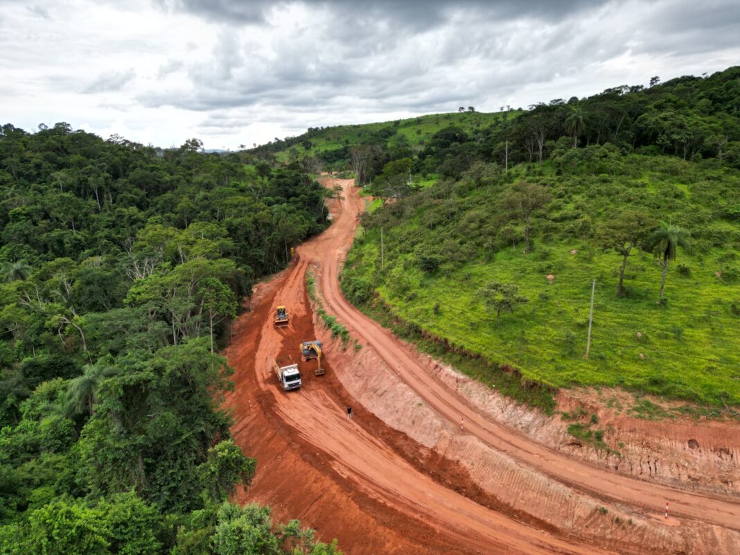 Trabalhos consistem em terraplenagem, drenagem de taludes, instalação de bueiros, entre outros serviços de melhoria; Conclusão do asfaltamento porporcionará ligação rápida com a BR-381