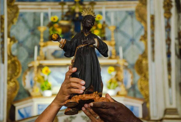 1 Distrito de Congonhas fez festa para receber imagem sacra recuperada graças a denúncia feita ao MPMG; São Benedito havia sido furtado da capela em 1996