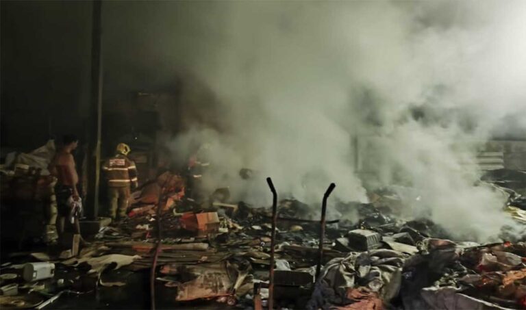 Chamas consumiram material alojado no imóvel localizado no bairro Ribeira de Cima; Não houve feridos no incêndio
