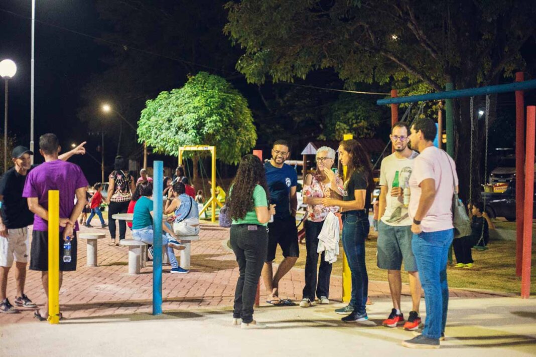 Espaço público passou por reforma em pisos, nova pintura, iluminação e melhorias no playground e pistas de skate; Praça é uma das referências de lazer para a comunidade