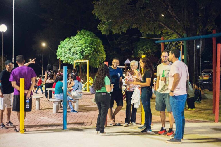 Espaço público passou por reforma em pisos, nova pintura, iluminação e melhorias no playground e pistas de skate; Praça é uma das referências de lazer para a comunidade