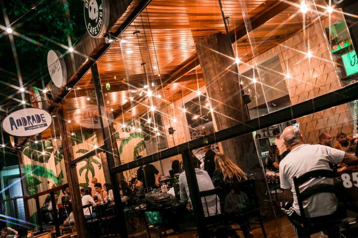 Evento acontecerá nesta quinta-feira (12), a partir das 18h, no Andrade ColaborAtivo; Mining Drinks oferece o ambiente perfeito para relaxar e fazer networking com profissionais do setor mineral