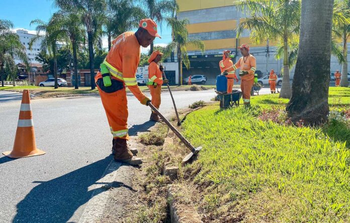 LIMPEZA VIAS PÚBLICAS 2 Ações que vão se prolongar pelas próximas semanas abrangem canteiros e margens de avenidas; Mobilização alcança oito bairro de Ipatinga e motoristas devem ficar atentos