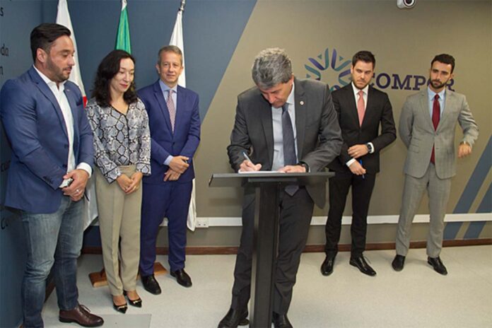 Termo de compromisso também foi firmado com empresa privada visando proteção ambiental em área de mineração em Itabirito; Assinaturas marcam início do programa Compondo em Maio do MPMG
