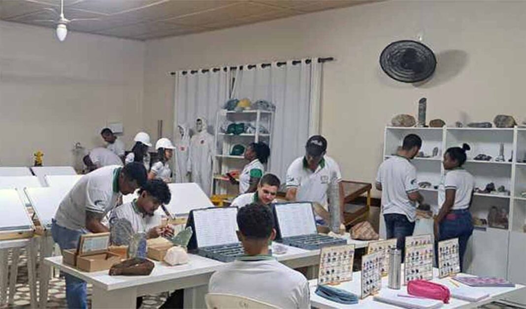 Sem Título-12 Parceria com empresas garante abertura de 50 vagas de estágio para absorver participantes do programa Trilhas do Futuro