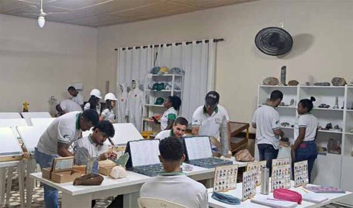 Parceria com empresas garante abertura de 50 vagas de estágio para absorver participantes do programa Trilhas do Futuro