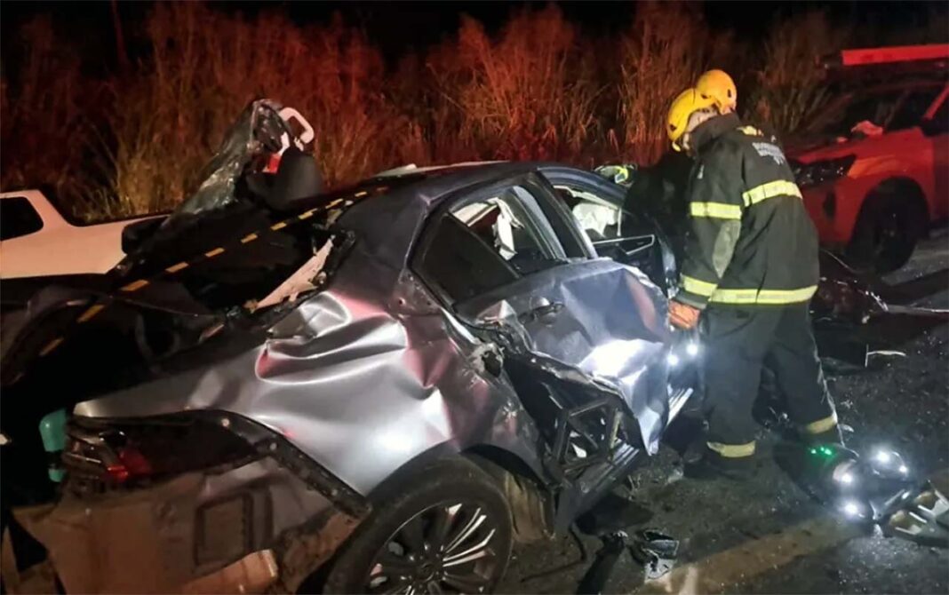 Sem Título-2 Em Belo Oriente, dois jovens perderam a vida em colisão envolvendo três veículos; Em Naque, também na BR-381, carreta tombou e motorista ficou preso às ferragens
