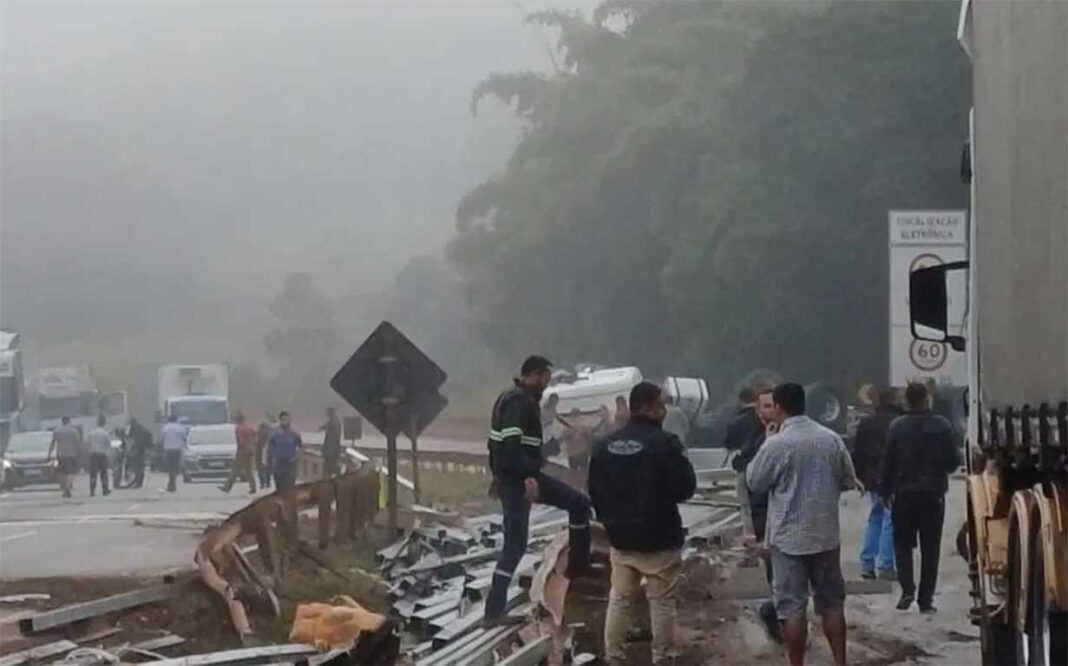 Sem Título-3 Rodovia foi interditada por boa parte da manhã na altura do km 532; Carreta que transportava barras de metal tombou no acidente e carga ficou espalhada na pista
