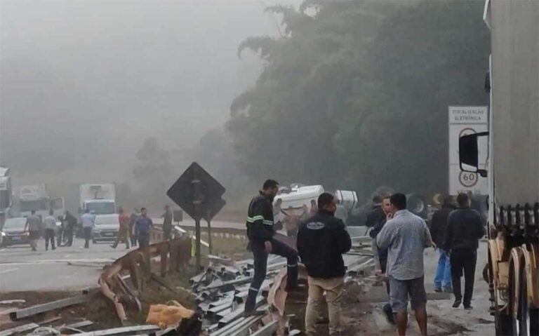 Rodovia foi interditada por boa parte da manhã na altura do km 532; Carreta que transportava barras de metal tombou no acidente e carga ficou espalhada na pista