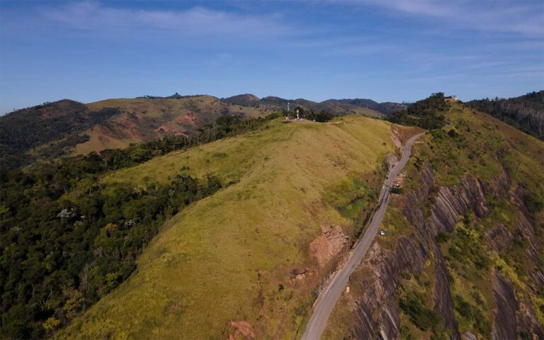 Morador de Ipatinga se acidentou em voo que realizava na Serra da Viúva, em Santana do Paraíso; Homem foi socorrido pelo Samu, mas não resistiu aos ferimentos
