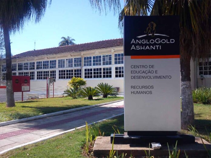 Medida está em vigor na empresa desde o último dia 22 de abril, sem cortes de salários e benefícios; AngloGold Ashanti testará novo modelo por seis meses