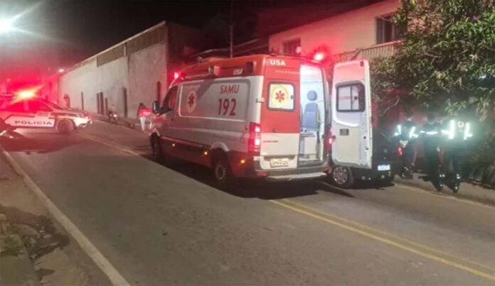 Homem foi alvo de vários tiros e socorrido por populares; Samu interceptou socorristas e constatou o óbito quando estavam a caminho de uma unidade de saúde de Itabira
