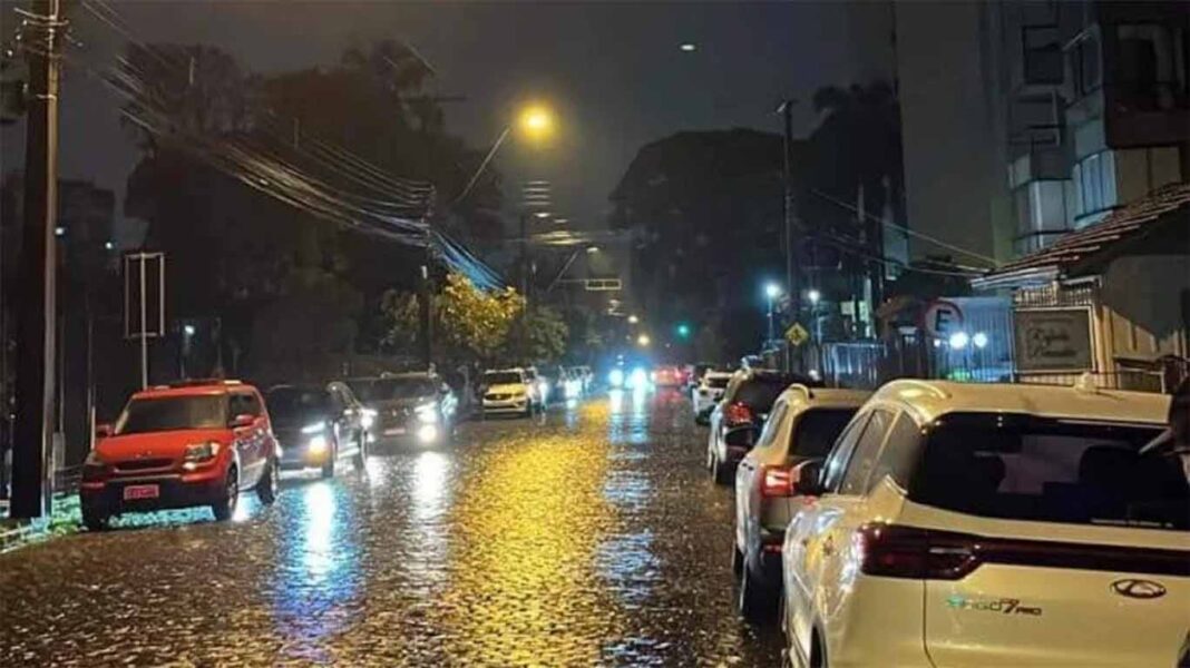 Observatório de Sismologia da UNB registrou três tremores na Serra Gaúcha nas primeiras horas do dia; Durante o último final de semana, partes do município voltaram a ser atingidas por chuvas torrenciais, causando mais deslizamentos de terra e danos